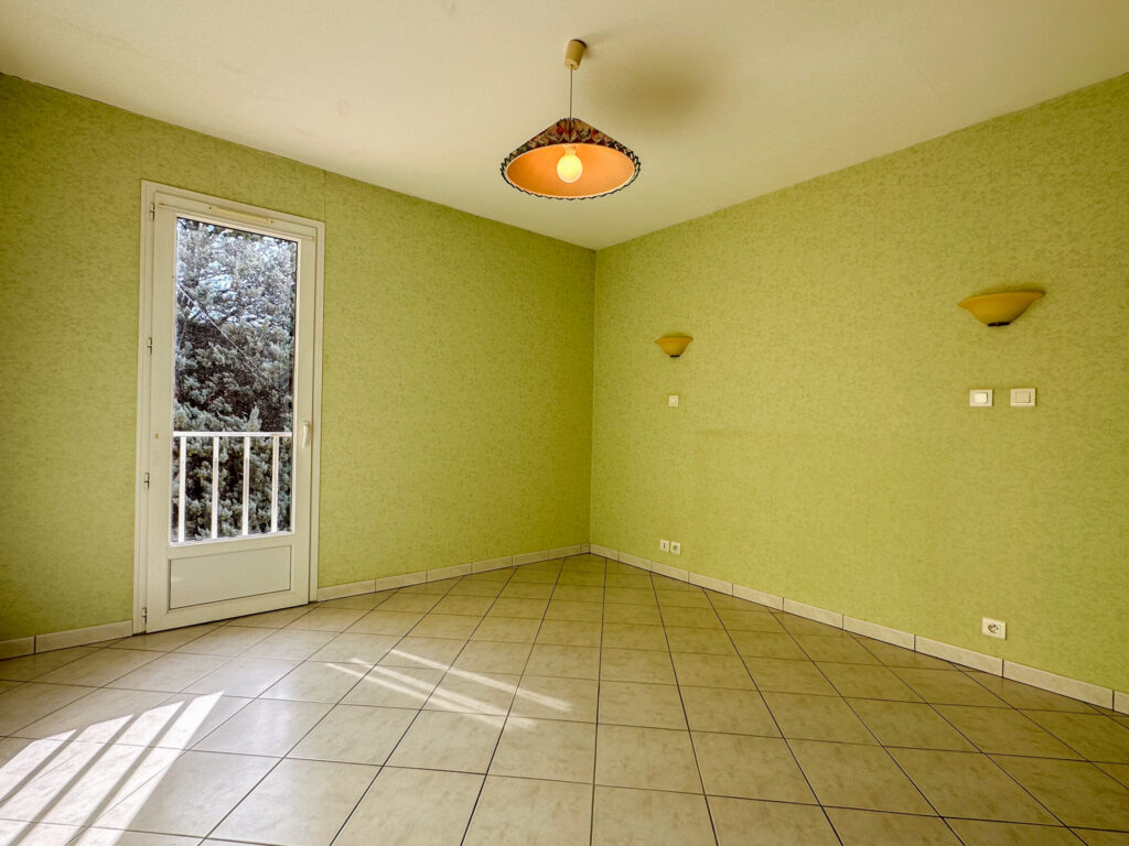 Maison de 106m2 habitables environ sur 2546m2 de terrain  – 5 pièces – 3 chambres – 106 m²