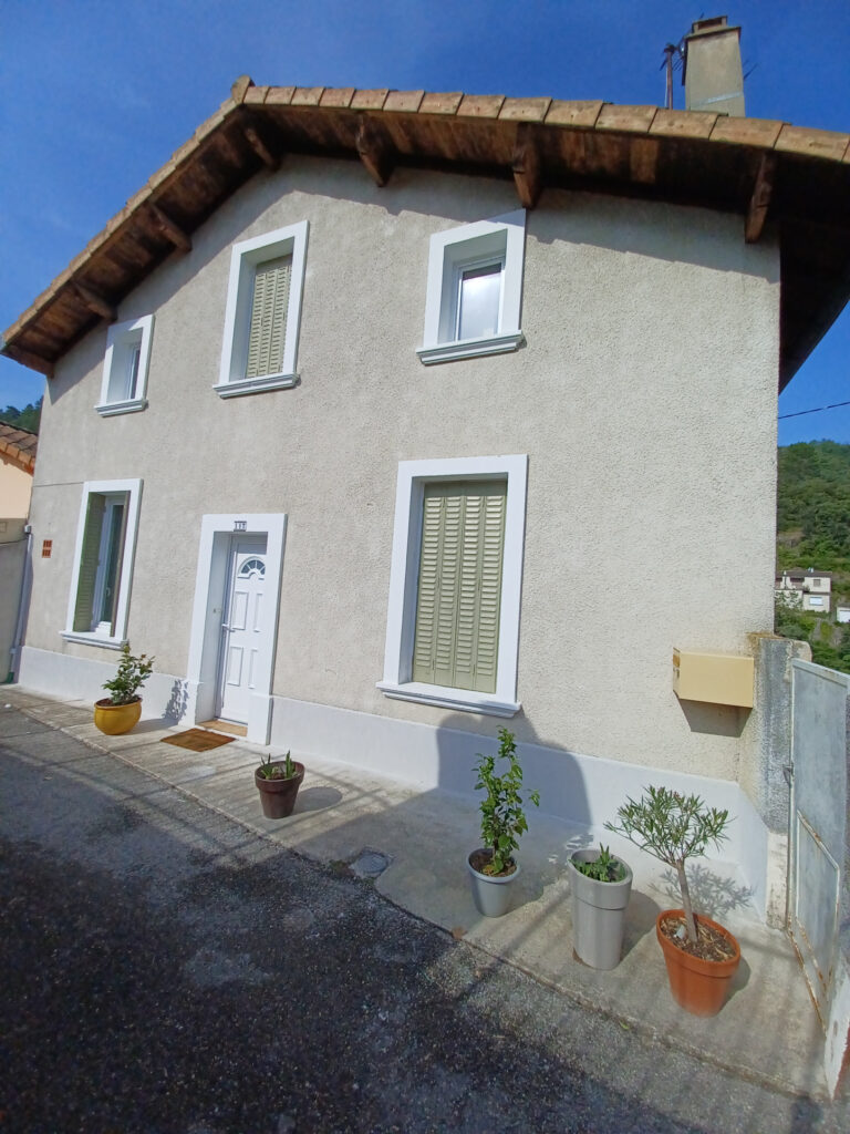 Charmante propriété de 111 m2 rénovée, avec appartement  – 6 pièces – 4 chambres – 111 m²