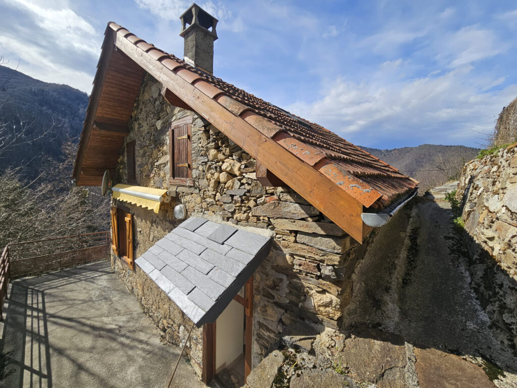Grange aménagée avec magnifique vue sur la vallée – 3 pièces – 2 chambres – 57 m²