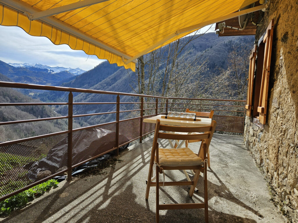 Grange aménagée avec magnifique vue sur la vallée – 3 pièces – 2 chambres – 57 m²