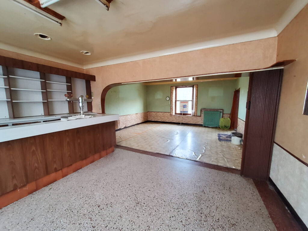 Bâtiment de 325 m2 en bordure de la Meuse à Rénover – NR pièces – 10 chambres – 325 m²