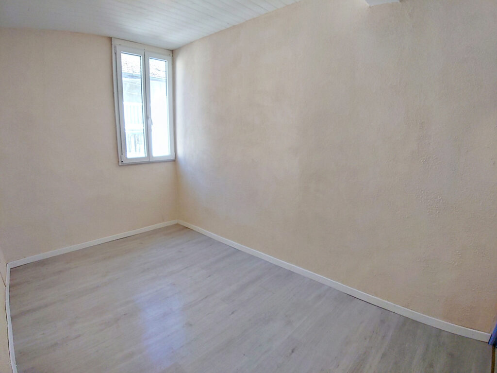 Maison de ville rénovée dans un village dynamique  – 3 pièces – 1 chambre – 65 m²