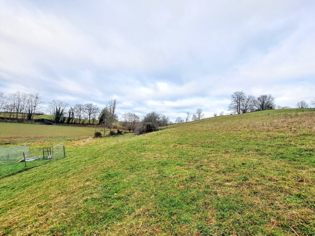 Grand corps de ferme a finir de restaurer  – 4 pièces – 3 chambres – 115 m²