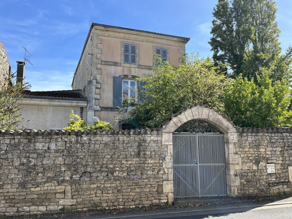 NIORT CENTRE SAINTE PEZENNE MAGNIFIQUE MAISON EN PIERRE AVEC – 10 pièces – 7 chambres – 330 m²