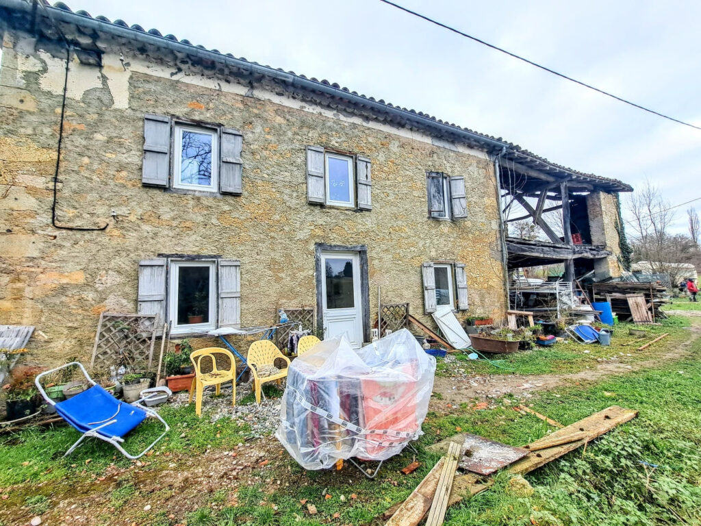 Grand corps de ferme a finir de restaurer  – 4 pièces – 3 chambres – 115 m²