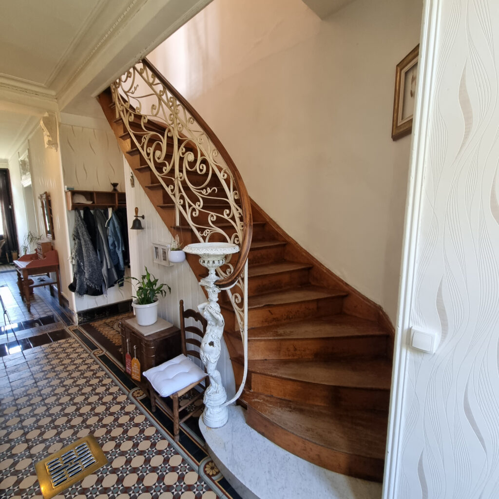 Aisne NORD Authentique maison de maître du 18ème siècle plei – NR pièces – 6 chambres – 325 m²