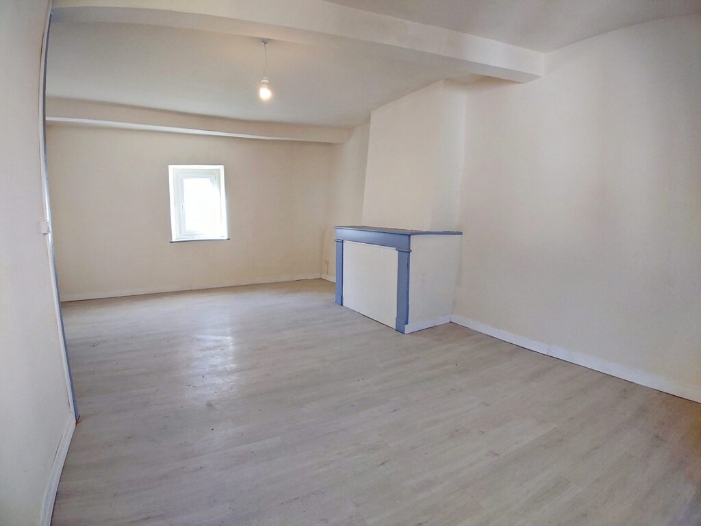 Maison de ville rénovée dans un village dynamique  – 3 pièces – 1 chambre – 65 m²