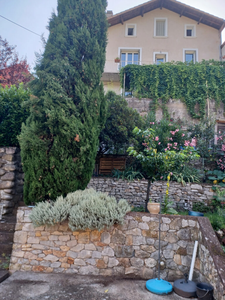 Charmante propriété de 111 m2 rénovée, avec appartement  – 6 pièces – 4 chambres – 111 m²