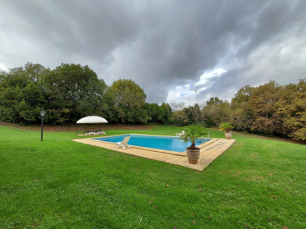 La quiétude d’ une propriété du XVIII ème siècle – 8 pièces – 4 chambres – 253 m²