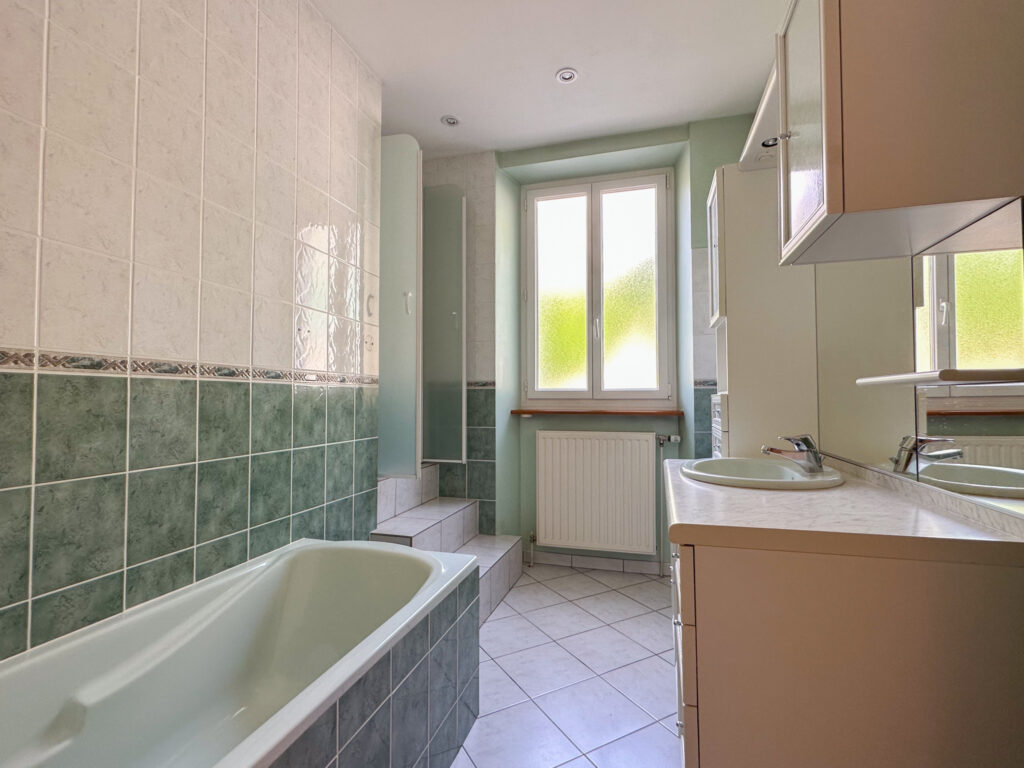 Maison de 106m2 habitables environ sur 2546m2 de terrain  – 5 pièces – 3 chambres – 106 m²