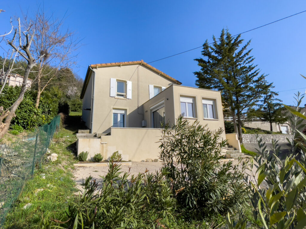 Maison R+2 dans un quartier résidentiel au coeur de Privas – 5 pièces – 3 chambres – 90 m²