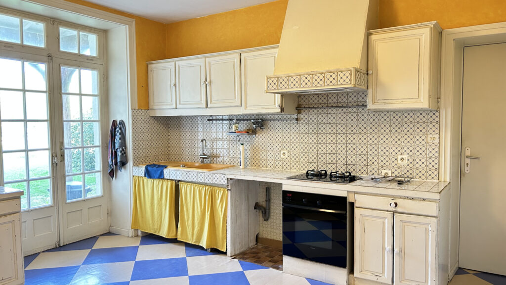 NIORT CENTRE SAINTE PEZENNE MAGNIFIQUE MAISON EN PIERRE AVEC – 10 pièces – 7 chambres – 330 m²