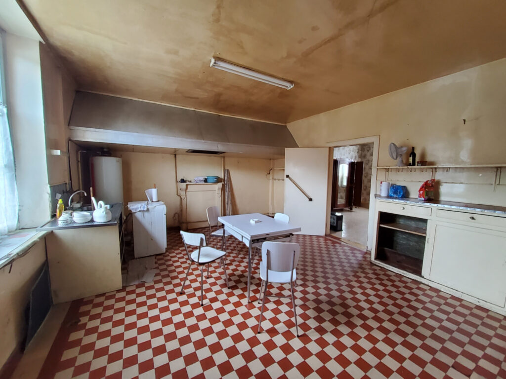 Bâtiment de 325 m2 en bordure de la Meuse à Rénover – NR pièces – 10 chambres – 325 m²