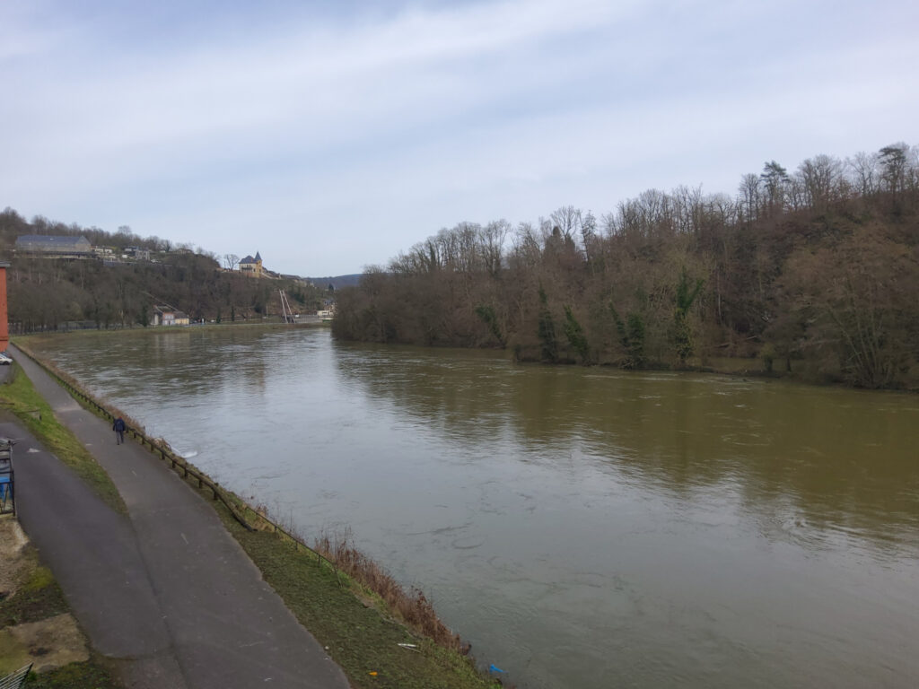 Bâtiment de 325 m2 en bordure de la Meuse à Rénover – NR pièces – 10 chambres – 325 m²