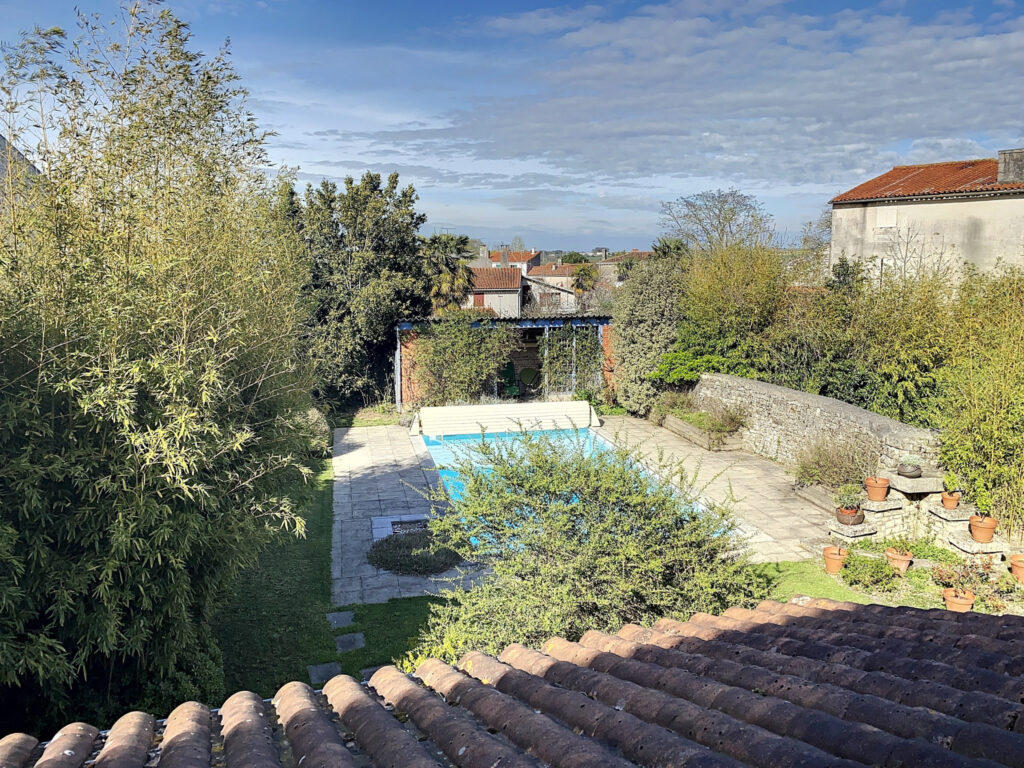 NIORT CENTRE SAINTE PEZENNE MAGNIFIQUE MAISON EN PIERRE AVEC – 10 pièces – 7 chambres – 330 m²