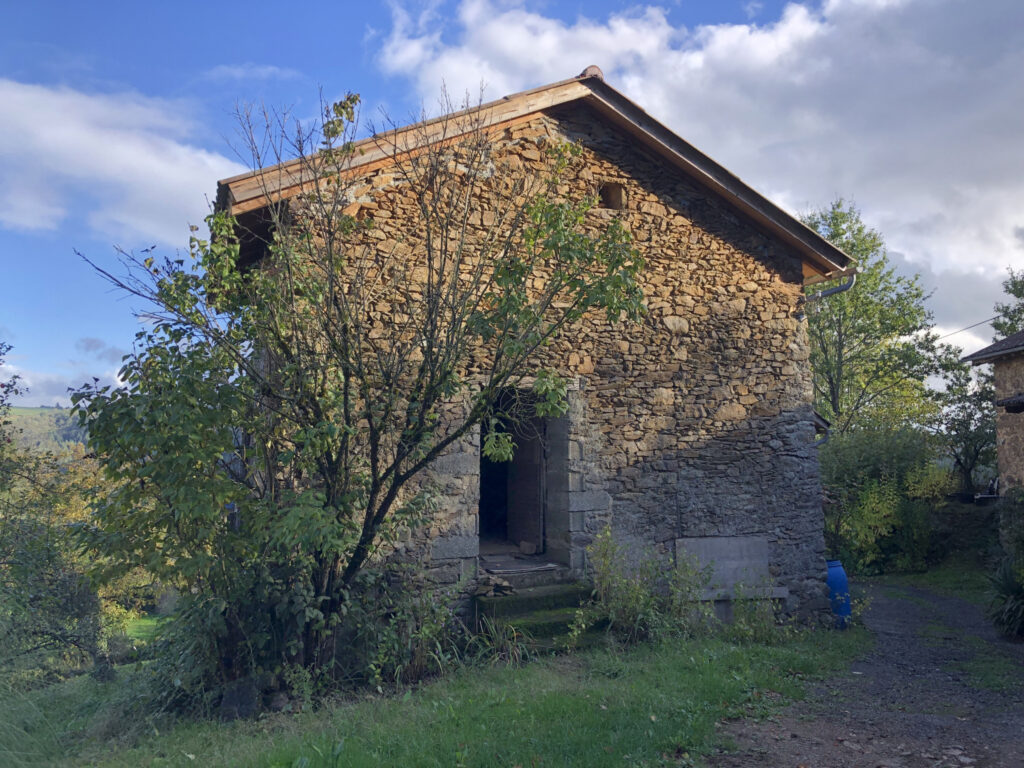 Corps de ferme avec dépendances à la campagne  – 3 pièces – 2 chambres – 150 m²