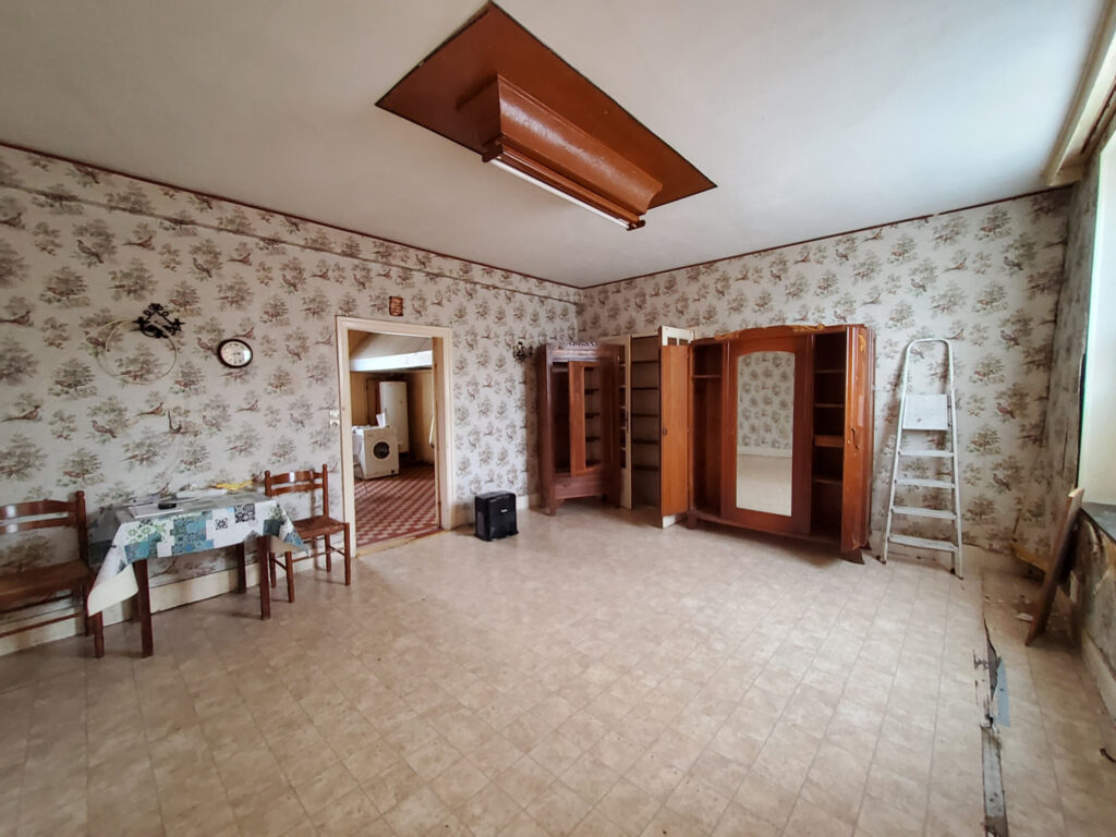 Bâtiment de 325 m2 en bordure de la Meuse à Rénover – NR pièces – 10 chambres – 325 m²