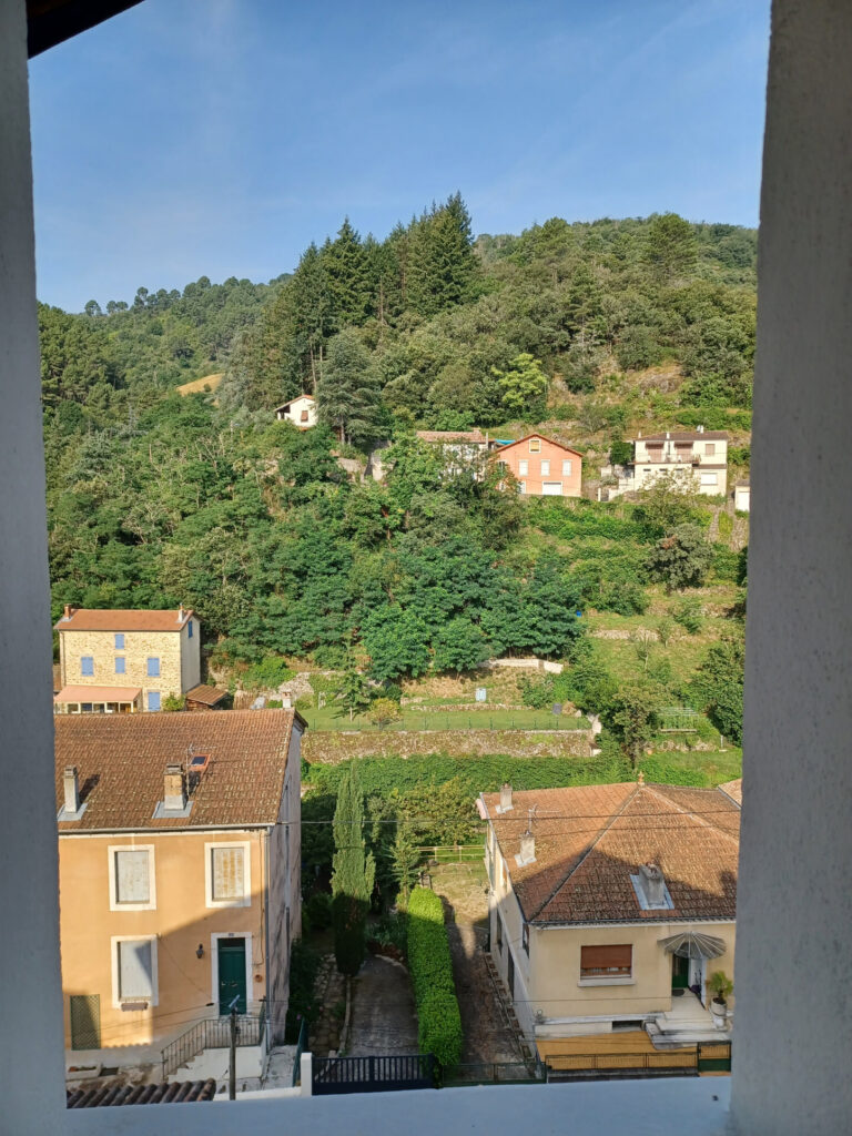 Charmante propriété de 111 m2 rénovée, avec appartement  – 6 pièces – 4 chambres – 111 m²