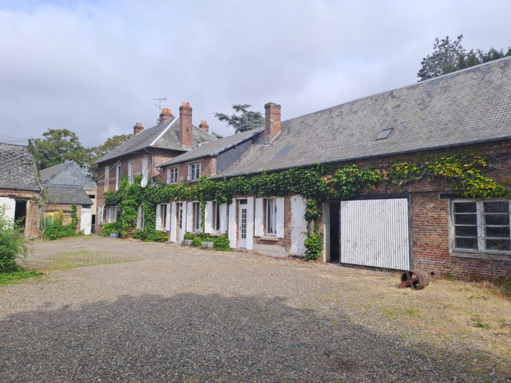 AISNE DURY Corps de Ferme avec plusieurs bâtiments – 11 pièces – 7 chambres – 295 m²