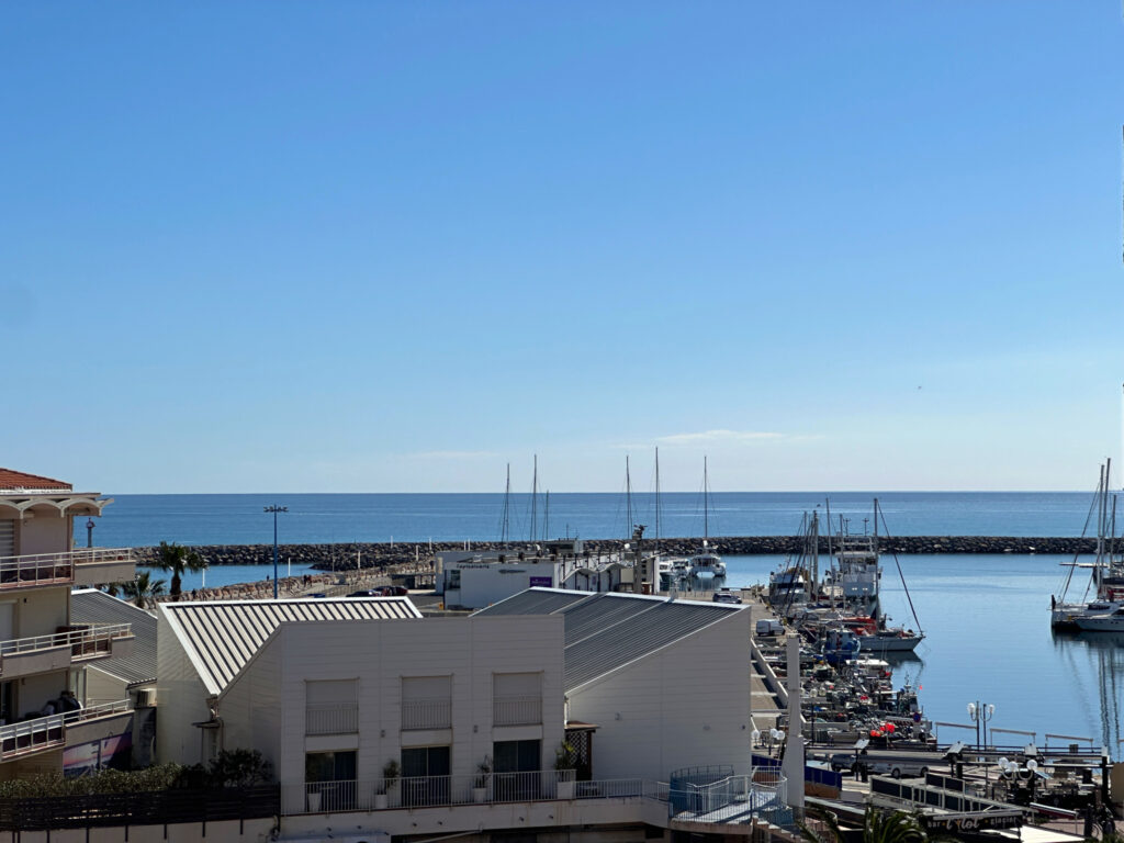 Appartement vue mer avec ascenseur au port de Saint Cyprien. – 3 pièces – 2 chambres – 55 m²