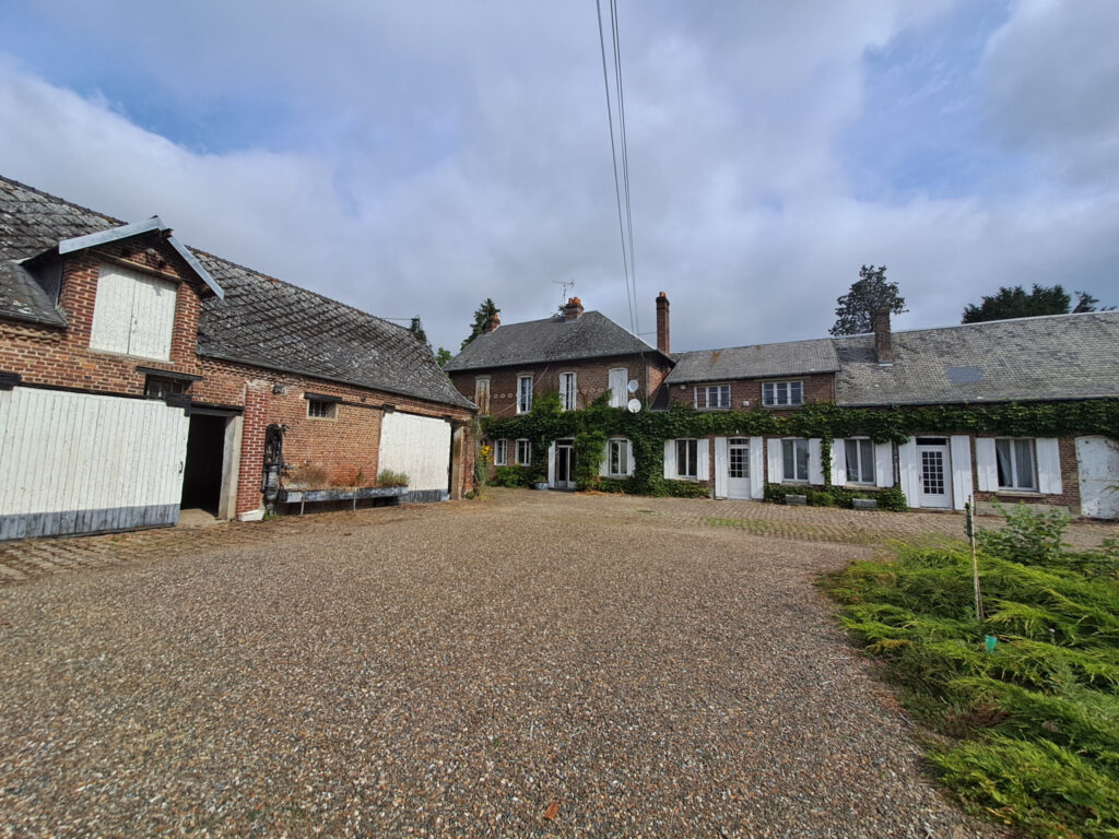 AISNE DURY Corps de Ferme avec plusieurs bâtiments – 11 pièces – 7 chambres – 295 m²