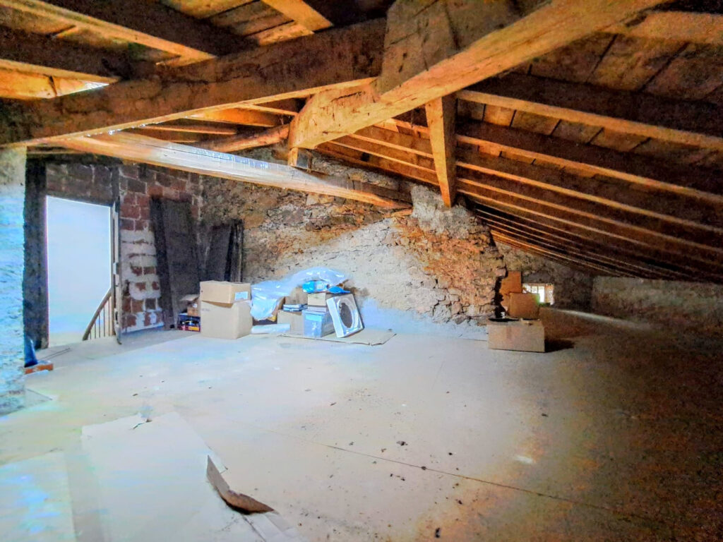 Grand corps de ferme a finir de restaurer  – 4 pièces – 3 chambres – 115 m²