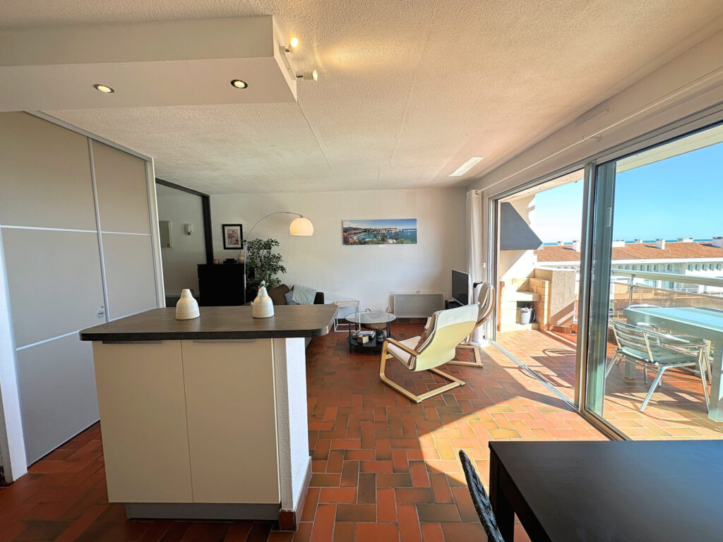 Appartement vue mer avec ascenseur au port de Saint Cyprien. – 3 pièces – 2 chambres – 55 m²