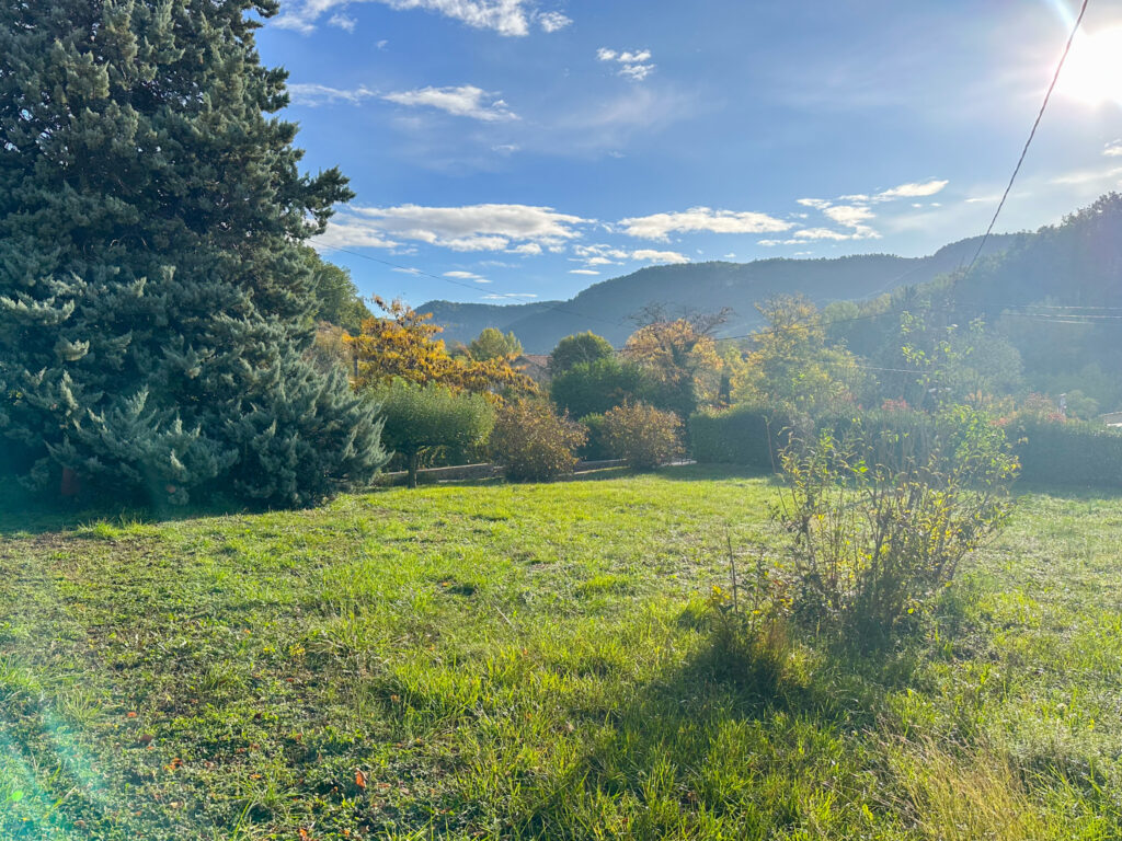 Maison de 106m2 habitables environ sur 2546m2 de terrain  – 5 pièces – 3 chambres – 106 m²