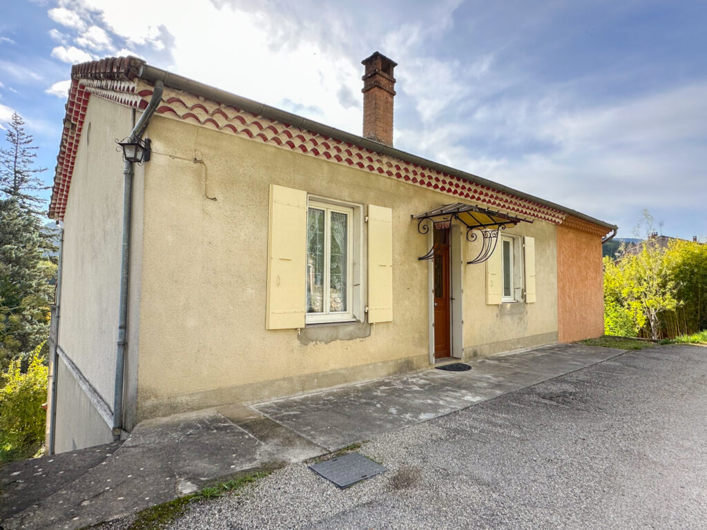 Maison de 106m2 habitables environ sur 2546m2 de terrain  – 5 pièces – 3 chambres – 106 m²