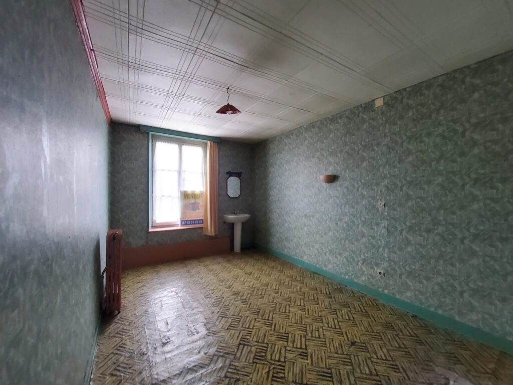 Bâtiment de 325 m2 en bordure de la Meuse à Rénover – NR pièces – 10 chambres – 325 m²