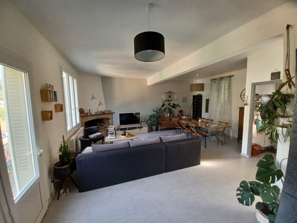 Charmante propriété de 111 m2 rénovée, avec appartement  – 6 pièces – 4 chambres – 111 m²