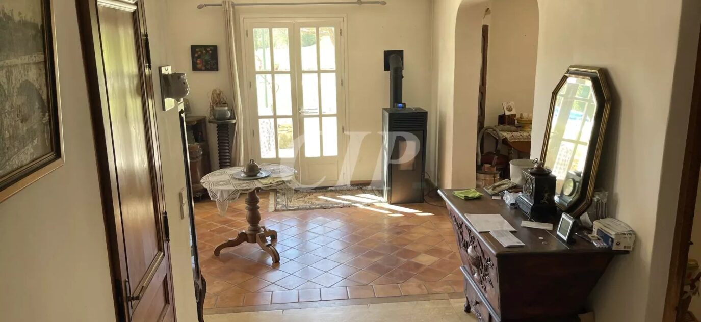 15 mn AIX SUD BASTIDE DE CHARME 210 M2 – 7 pièces – NR chambres – 2 voyageurs – 210 m²