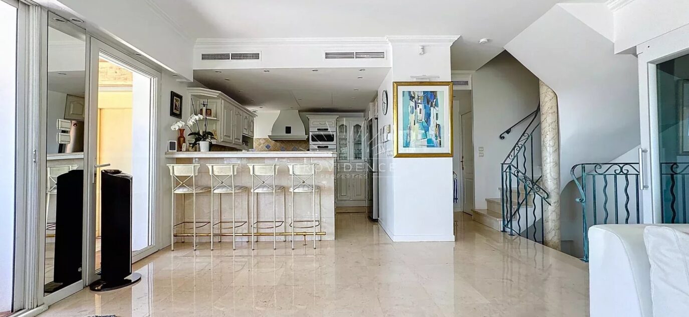 Vente en Nue-Propriété d’un penthouse en plein cœur de Cannes avec Piscine et Vue Mer – 5 pièces – 3 chambres – 2 voyageurs – 141.05 m²