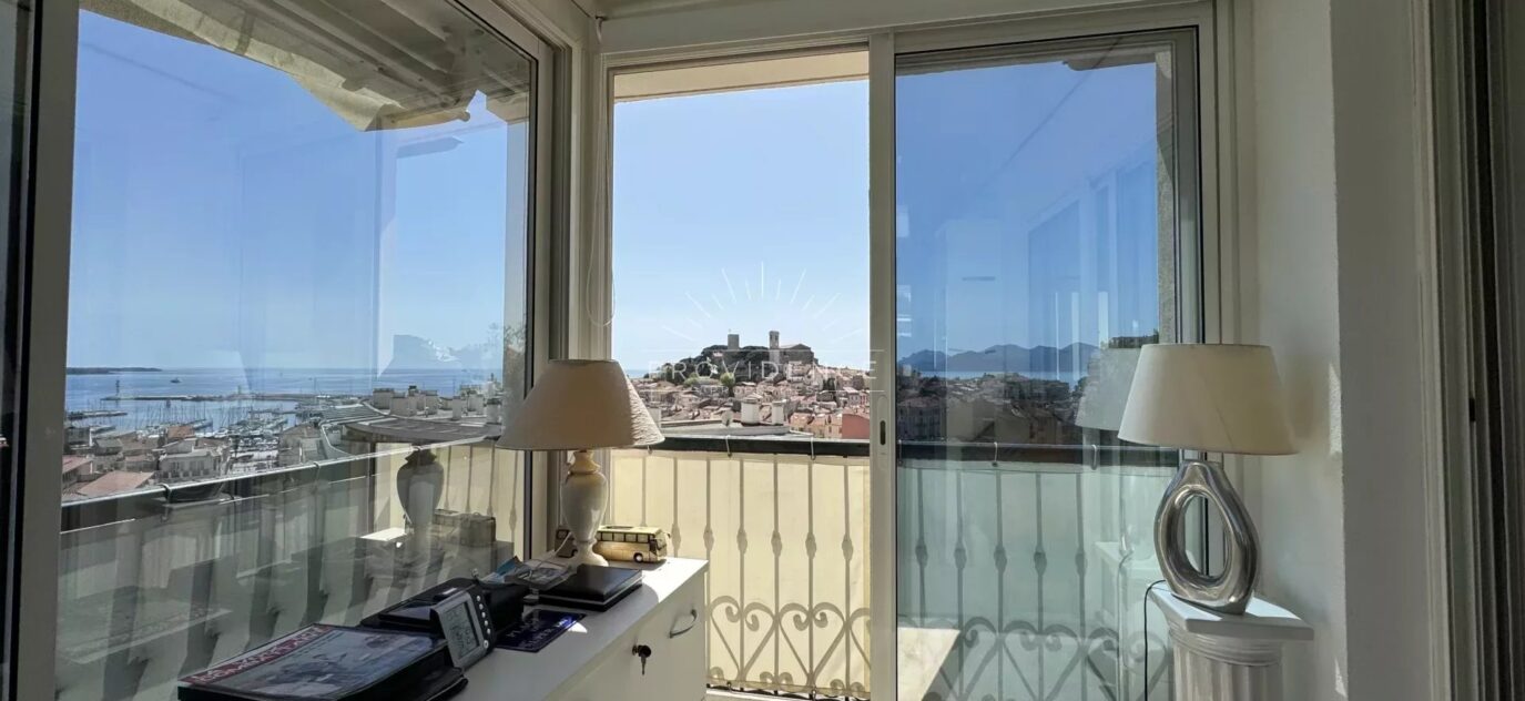 Vente en Nue-Propriété d’un penthouse en plein cœur de Cannes avec Piscine et Vue Mer – 5 pièces – 3 chambres – 2 voyageurs – 141.05 m²