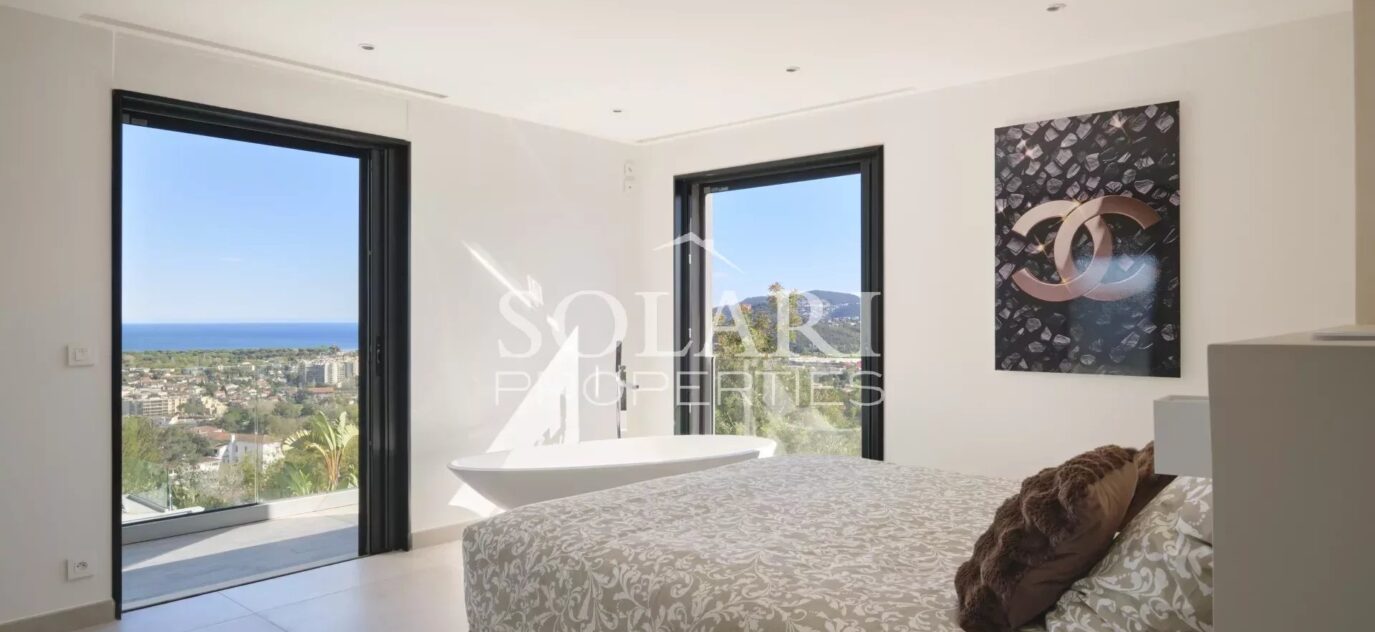 Location 10 personnes : villa moderne avec piscine et vue mer à Mandelieu – 7 pièces – 5 chambres – 10 voyageurs – 392 m²