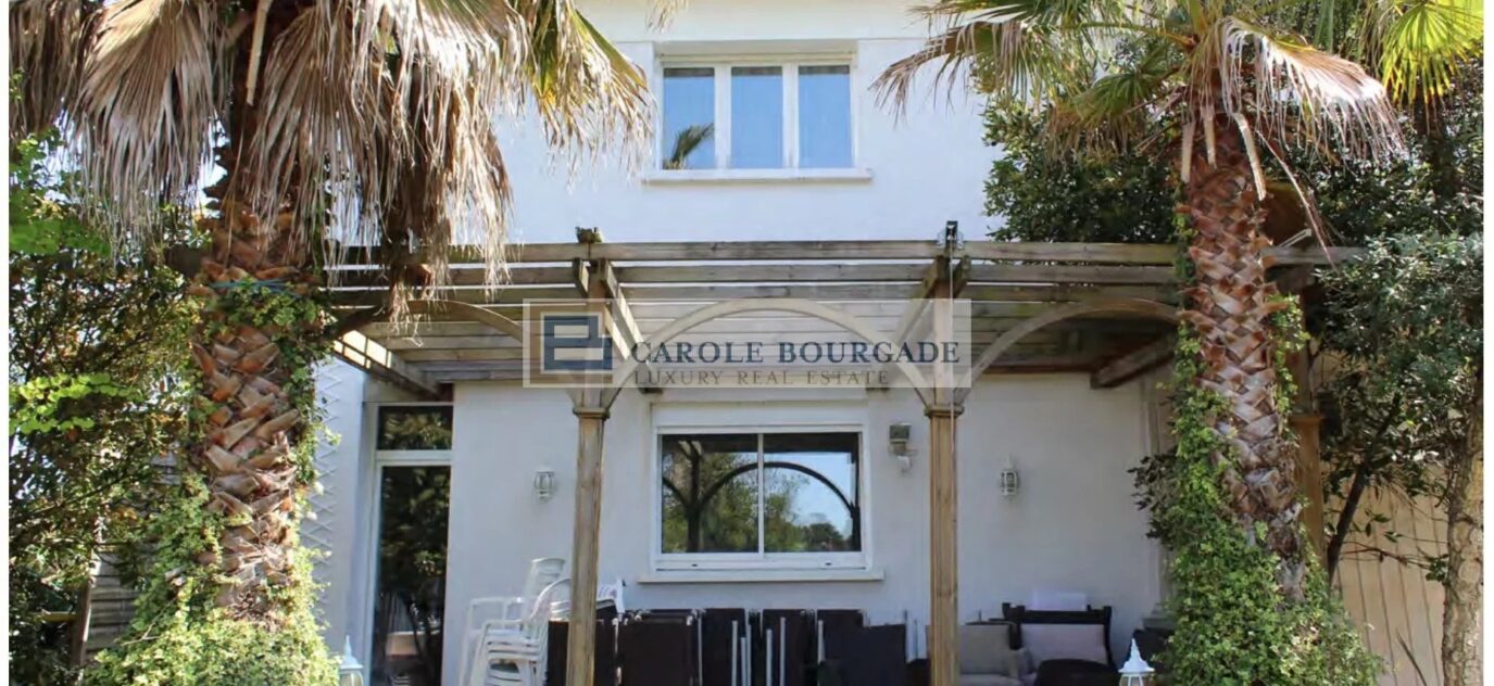 A VENDRE – ARÈS – BASSIN D’ARCACHON –  MAISON AVEC JARDIN ET PISCINE  – VUE BASSIN – 9 pièces – 8 chambres – 308 m²