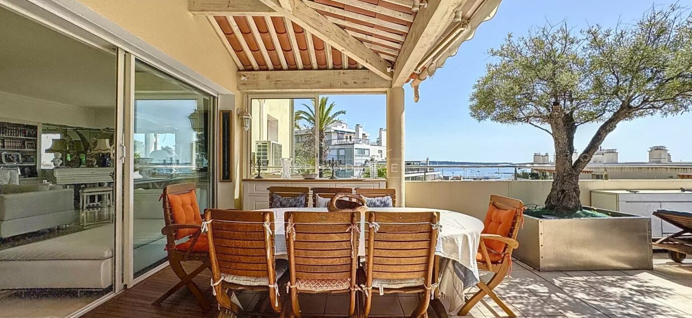 Vente en Nue-Propriété d’un penthouse en plein cœur de Cannes avec Piscine et Vue Mer – 5 pièces – 3 chambres – 2 voyageurs – 141.05 m²