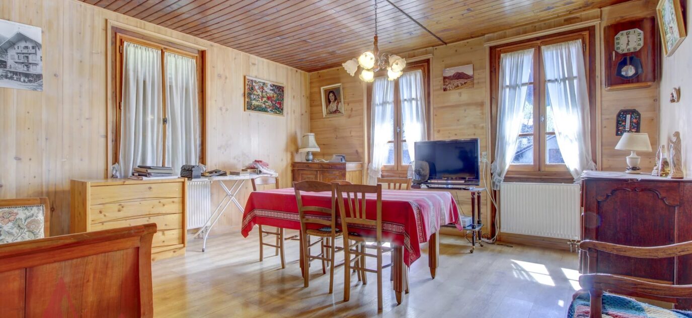 Ferme traditionnelle savoyarde de cinq chambres dans le quartier le plus recherché de Morzine – 10 pièces – 7 chambres – 10 voyageurs – 190 m²