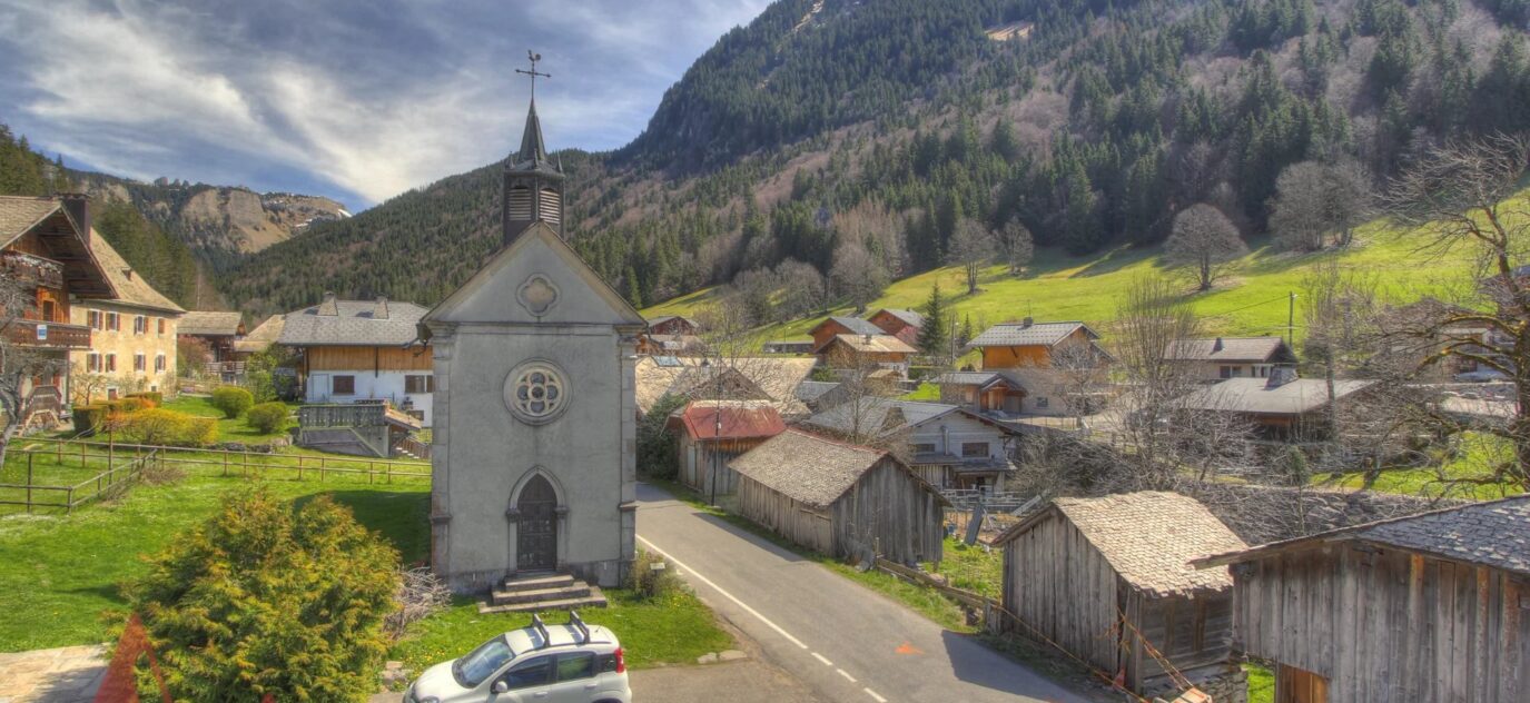 Ferme traditionnelle savoyarde de cinq chambres dans le quartier le plus recherché de Morzine – 10 pièces – 7 chambres – 10 voyageurs – 190 m²