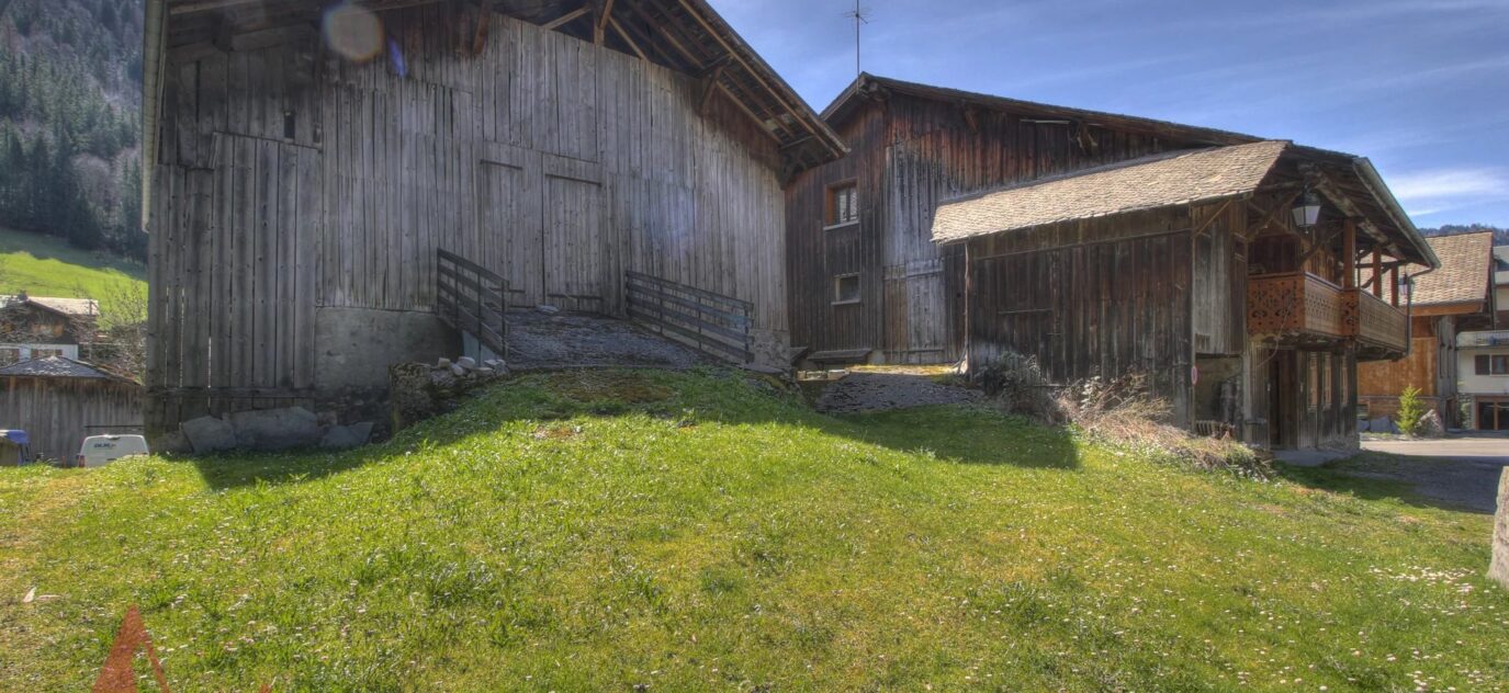 Ferme traditionnelle savoyarde de cinq chambres dans le quartier le plus recherché de Morzine – 10 pièces – 7 chambres – 10 voyageurs – 190 m²