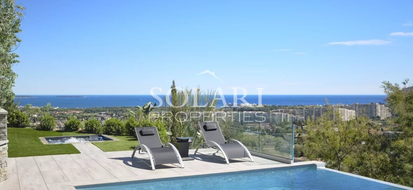 Location 10 personnes : villa moderne avec piscine et vue mer à Mandelieu – 7 pièces – 5 chambres – 10 voyageurs – 392 m²