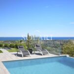 Location 10 personnes : villa moderne avec piscine et vue mer à Mandelieu – 7 pièces – 5 chambres – 10 voyageurs – 392 m²