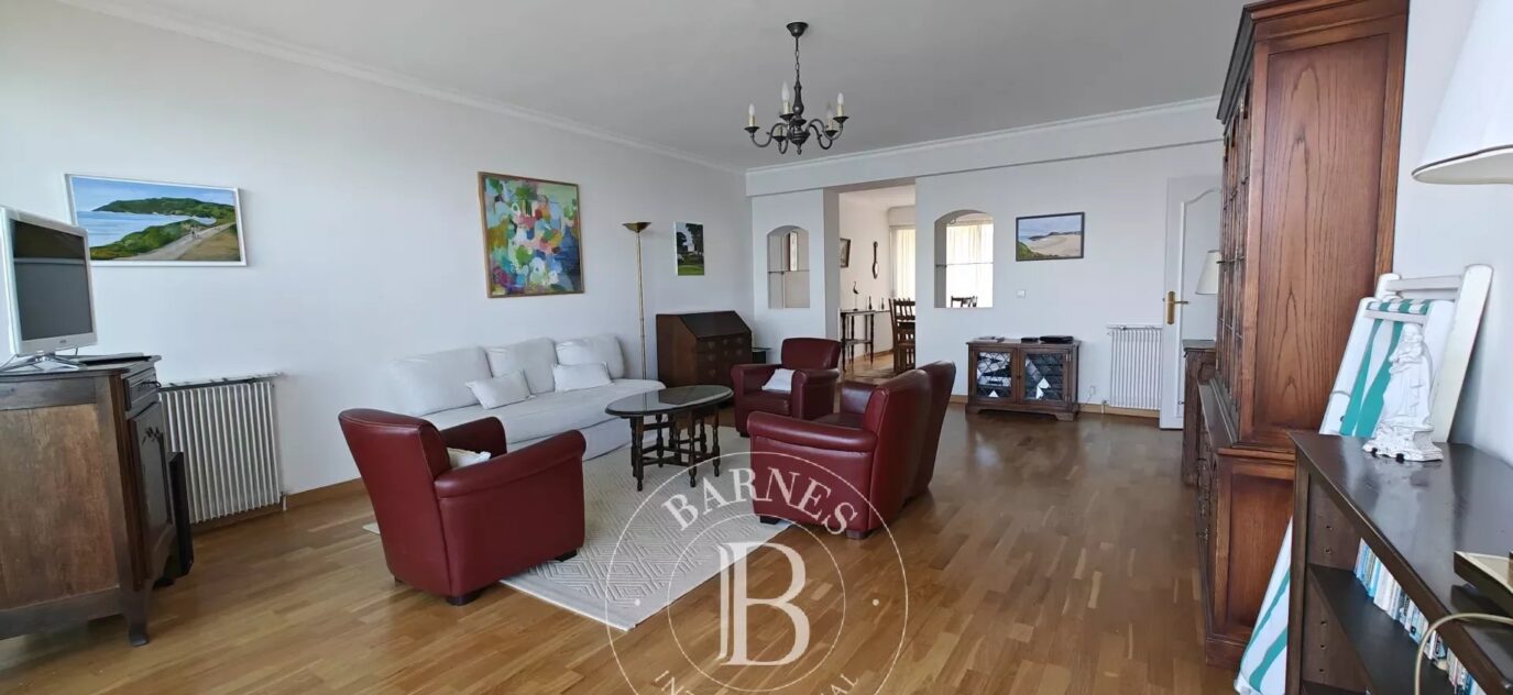 APPARTEMENT EN PREMIÈRE LIGNE, ÉTAGE ÉLEVÉ, EN PLEIN CENTRE D’ARCACHON – 3 pièces – 2 chambres – 95 m²