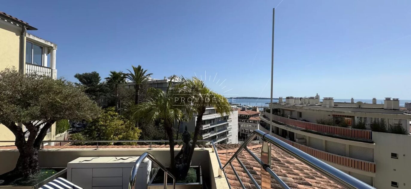 Vente en Nue-Propriété d’un penthouse en plein cœur de Cannes avec Piscine et Vue Mer – 5 pièces – 3 chambres – 2 voyageurs – 141.05 m²