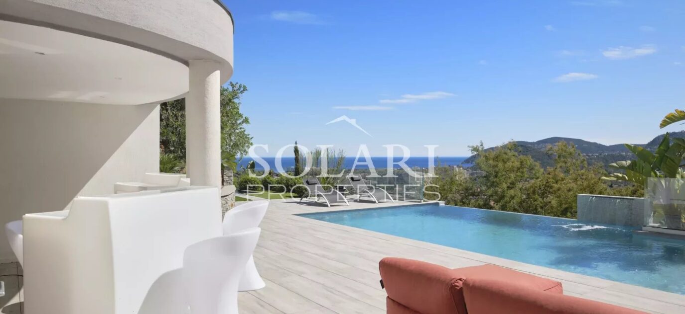 Location 10 personnes : villa moderne avec piscine et vue mer à Mandelieu – 7 pièces – 5 chambres – 10 voyageurs – 392 m²