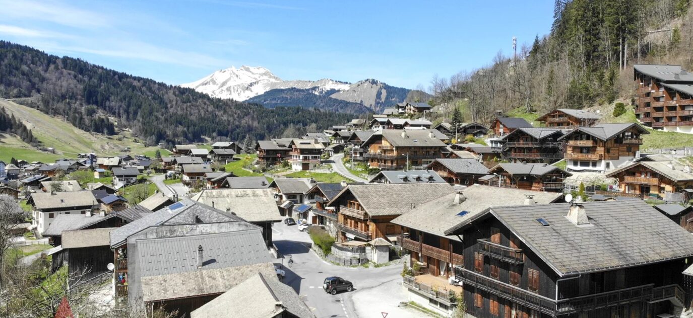 Ferme traditionnelle savoyarde de cinq chambres dans le quartier le plus recherché de Morzine – 10 pièces – 7 chambres – 10 voyageurs – 190 m²