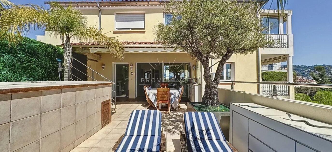 Vente en Nue-Propriété d’un penthouse en plein cœur de Cannes avec Piscine et Vue Mer – 5 pièces – 3 chambres – 2 voyageurs – 141.05 m²