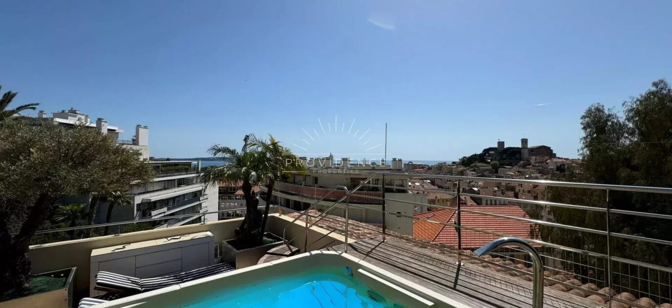 Vente en Nue-Propriété d’un penthouse en plein cœur de Cannes avec Piscine et Vue Mer – 5 pièces – 3 chambres – 2 voyageurs – 141.05 m²