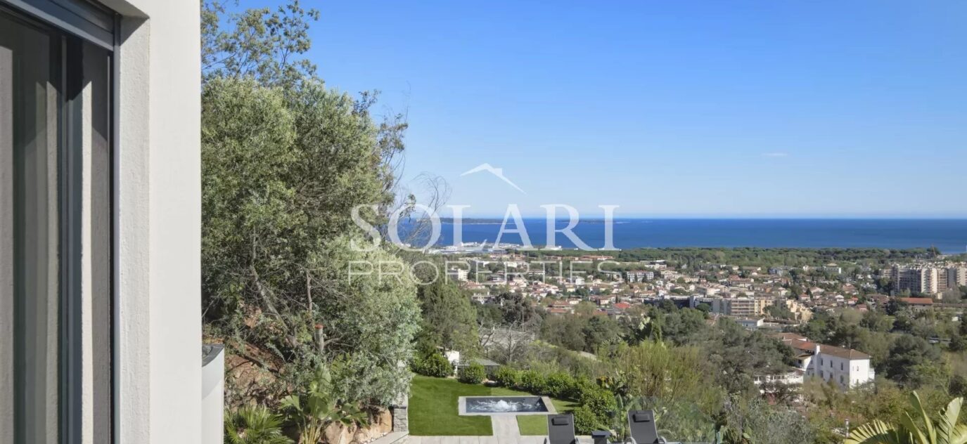 Location 10 personnes : villa moderne avec piscine et vue mer à Mandelieu – 7 pièces – 5 chambres – 10 voyageurs – 392 m²