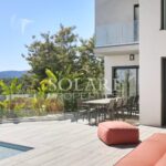 Location 10 personnes : villa moderne avec piscine et vue mer à Mandelieu – 7 pièces – 5 chambres – 10 voyageurs – 392 m²